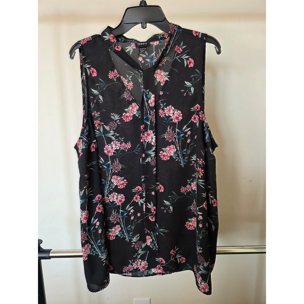 Women's sz 1X Torrid Black Floral Sleeveless V Neck Collar Blouse Top Plus‎